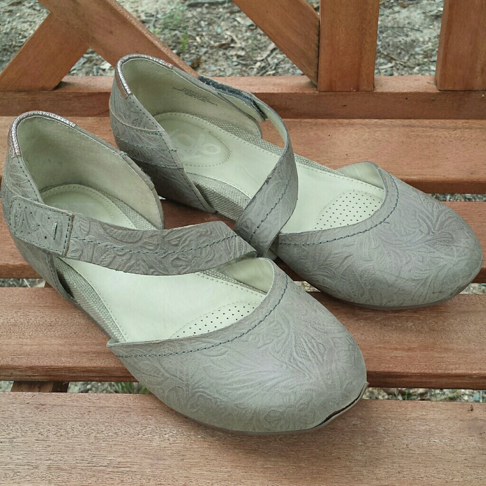 OTBT Grey embossed mary janes